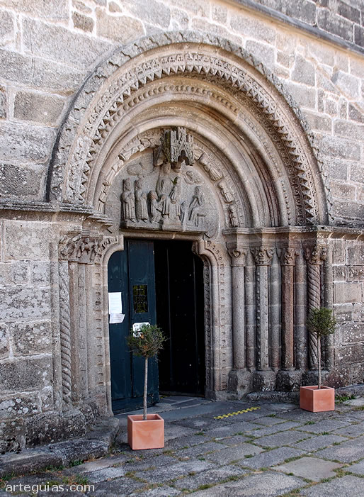 Portada rom&aacute;nica de la iglesia del santuario