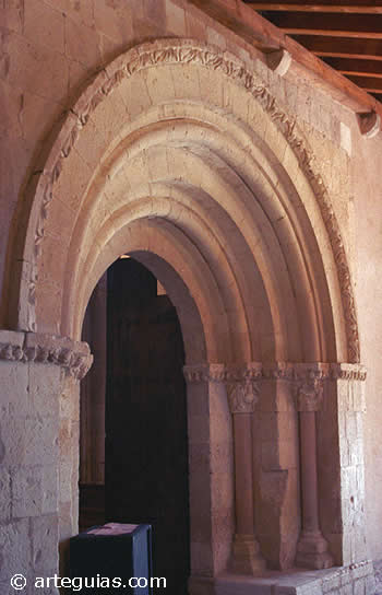 Portada oculta de la iglesia de Castillejo de Mesle&oacute;n, Segovia