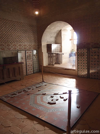 Una de las estancias con decoraci&oacute;n mud&eacute;jar en el Castillo de Coca