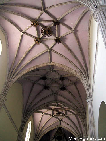 B&oacute;vedas del g&oacute;tico final en la iglesia parroquia de Coca