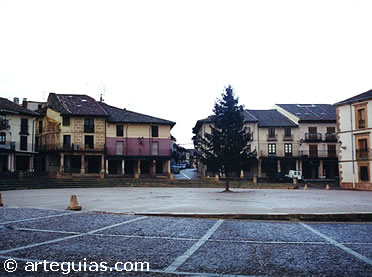 Plaza Mayor de Riaza en una fr&iacute;a ma&ntilde;ana de enero