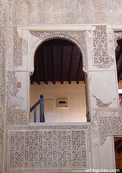 Ventana de comunicaci&oacute;n de la galer&iacute;a de mujeres con la sala de oraci&oacute;n