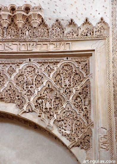 Decoraci&oacute;n mediante yeser&iacute;as mud&eacute;jares con arcos mixtil&iacute;neos