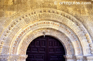 Portada rom&aacute;nica de Bocigas de Perales, poblaci&oacute;n proximi a Langa de Duero. Soria