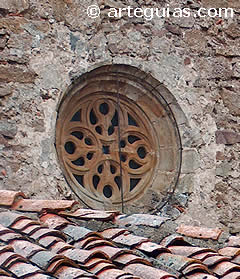 Peque&ntilde;o roset&oacute;n en la fachada de la iglesia parroquial de la Asunci&oacute;n