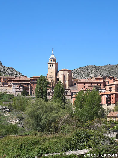 Albarrac&iacute;n y su catedral en el centro del casco hist&oacute;rico