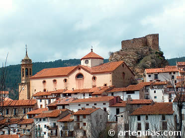 Iglesia de Linares de Mora, con el castillo al fondo