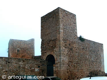 Dos torres del castillo de Puertomingalvo: la de entrada y la del homenaje
