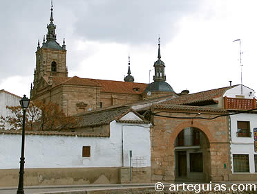Vista de Orgaz: muralla e iglesia de Santo Tom&aacute;s