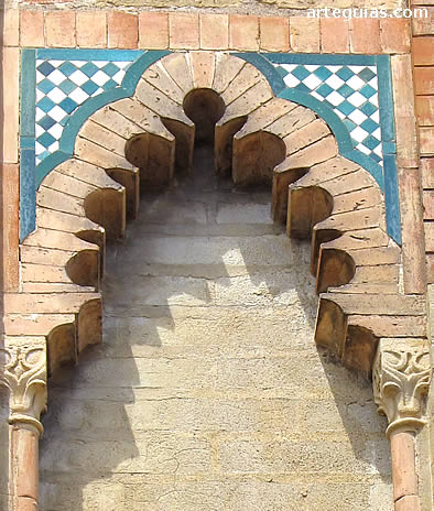 Arco polilobulado en el segundo cuerpo de la Torre del Oro