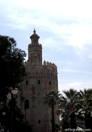 Contraste de luces y sombras en la Torre del Oro de Sevilla