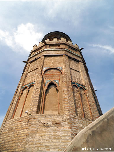 Segundo cuerpo de la Torre del Oro con su estructura poligonal y decoraci&oacute;n almohade