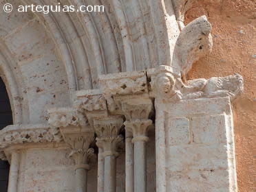 Ll&iacute;ria medieval: portada de la iglesia de la Sangre
