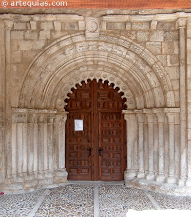 Puerta de la iglesia de San Bartolom&eacute; de Campis&aacute;balos