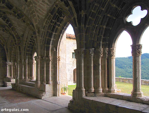 Iglesia gótica porticada de San Vicente de Larumbe