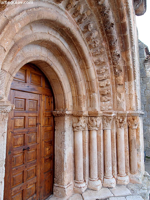 Portada de la iglesia de Madrigal del Monte