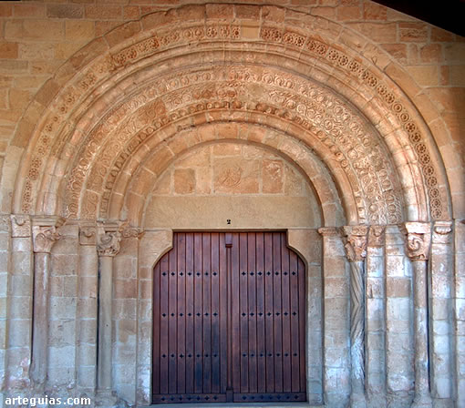 Monasterio de Azuelo: Portada oeste de la iglesia abacial
