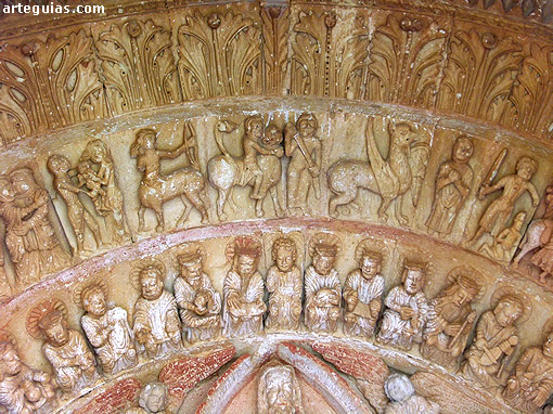 Arquivoltas cuajadas de esculturas de la portada del templo de Moradillo de Sedano