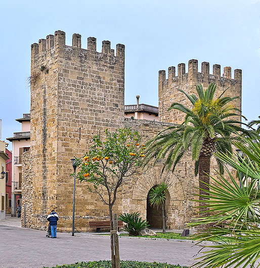 Una de las puertas de la Muralla de Alcudia