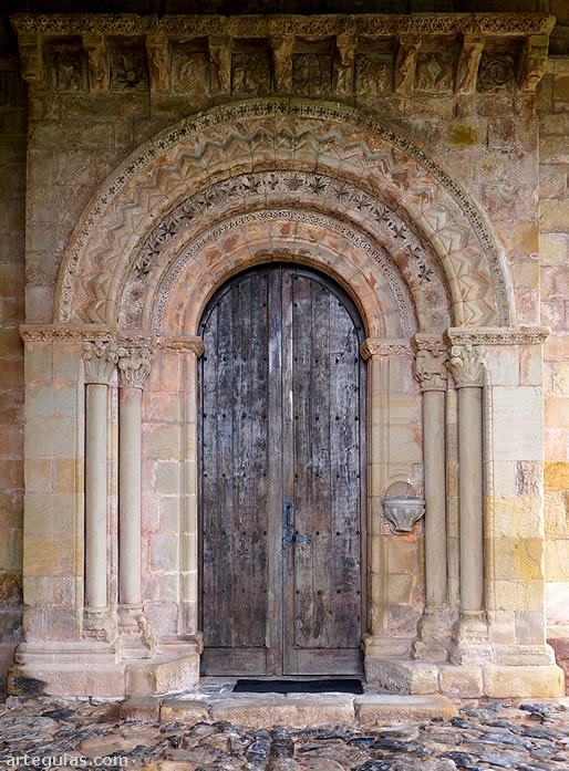Portada románica de la Iglesia de Santa María de Narzana