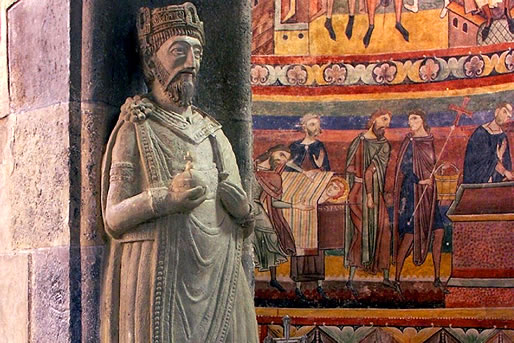 San Juan de M&uuml;stair: Estatua de Carlomagno y pinturas