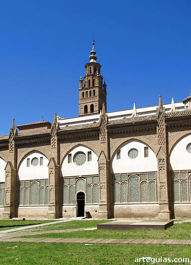 Claustro mud&eacute;jar de la catedral, con el campanario al fondo
